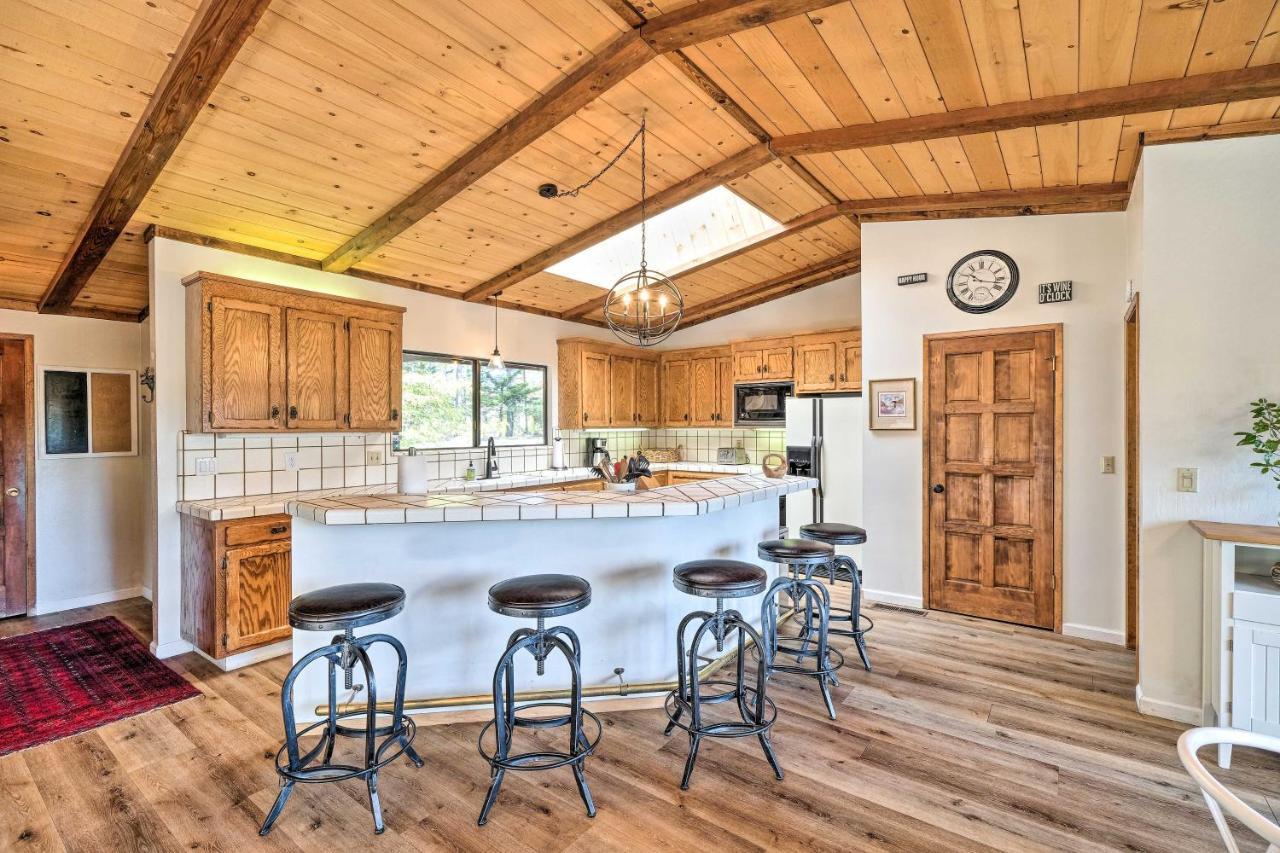 With Outdoor Perks And Game * Groveland