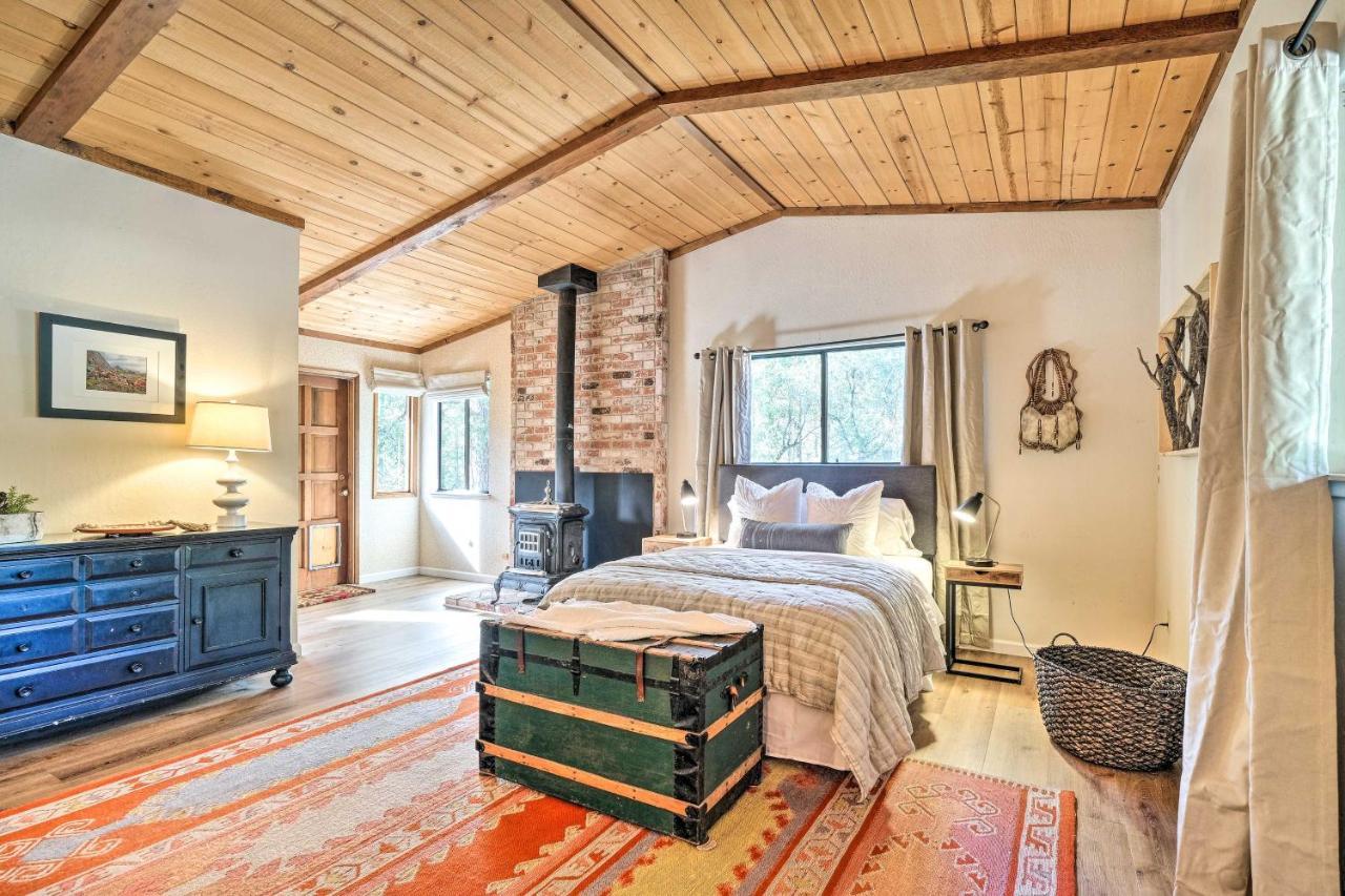 With Outdoor Perks And Game * Groveland